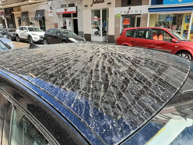 Techo de un coche cubierto de lluvia de barro en Zaragoza.