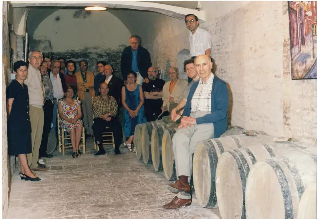Los miembros de la tertulia, con Ramón Perdiguer, en primer término, en las bodegas de la calle de San Pablo, en 1997