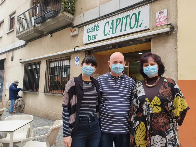 En el Bar Capitol trabajan, desde hace más de 20 años, Alfredo Becana (57) y Antonia Galisteo, y en la foto también les acompaña su hija Ibonne.