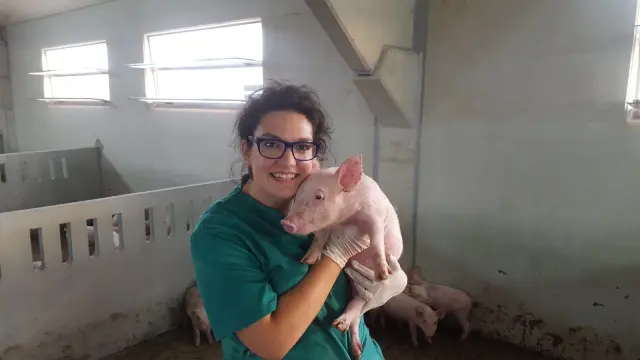 Paula Delmás, con uno de sus animales en su granja de porcina.