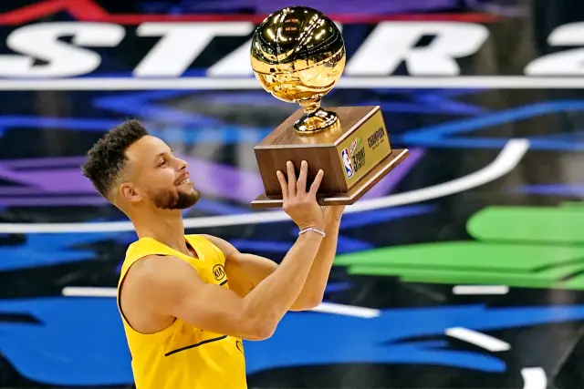 Curry gana el concurso de triples