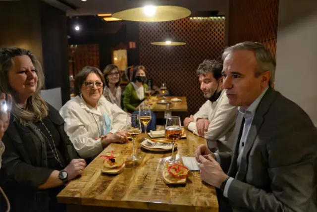 Jorge Azcón y la presidenta de AMAC-GEMA en la inauguración de la tapa solidaria en los restaurantes La Bocca y Marengo.