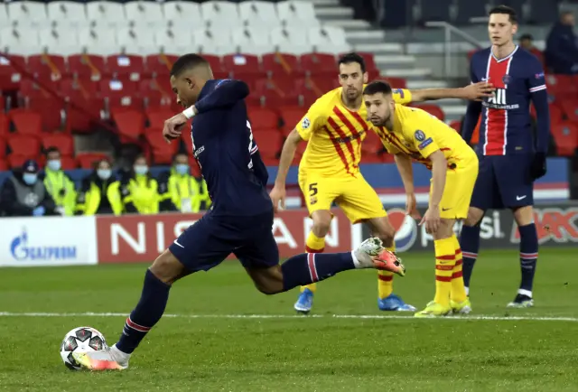 Mbappé marca el gol del PSG de penalti, en el partido de vuelta de los octavos de final entre el Paris Saint Germain y el FC Barcelona