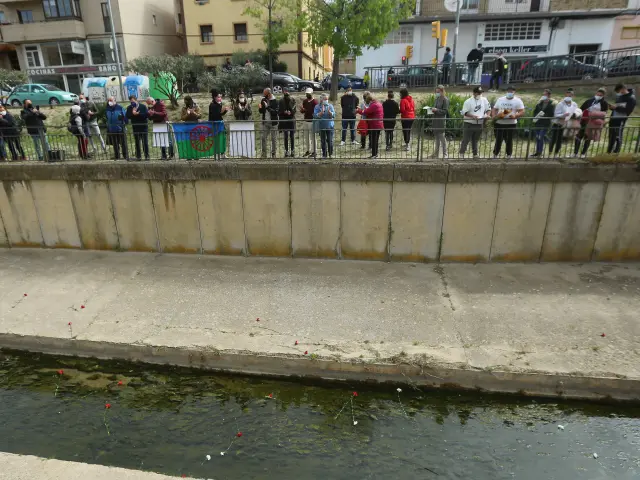 La ceremonia del río pretende homenajear a las víctimas gitanas del holocausto arrojando claveles.