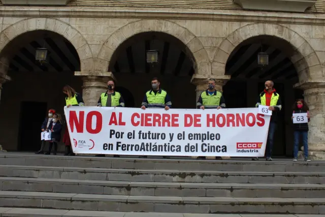 Representantes del comité de empresa de Ferroatlántica en la concentración de este sábado en Monzón.