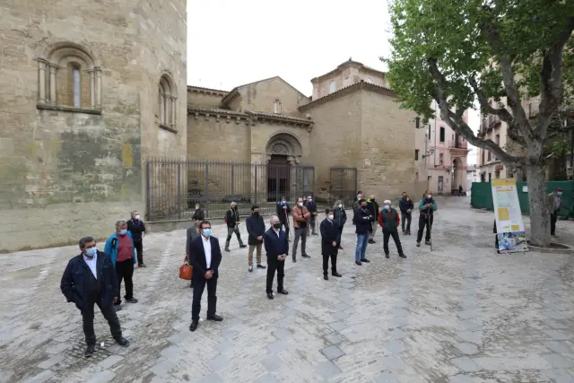 Foto de familia de las autoridades que han recibido a los primeros peregrinos que han llegado a Huesca tras recorrer el remodelado Camino de San Úrbez.