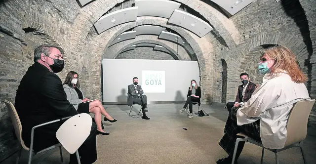 Juan Manuel Chicote, Ana Solana, Javier Galdós, Esther Borao y Pedro Pablo Andreu, durante el debate en la sala de audiovisuales y conferencias del Museo Goya