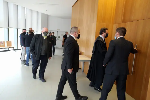 Los abogados de las defensas, accediendo a la sala de vistas de la Audiencia Provincial de Huesca.