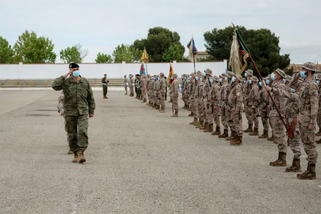 El general Javier Mur saluda a los militares de la Brigada Aragón que van a desplegarse en la misión de Mali en los próxiomos seis meses.