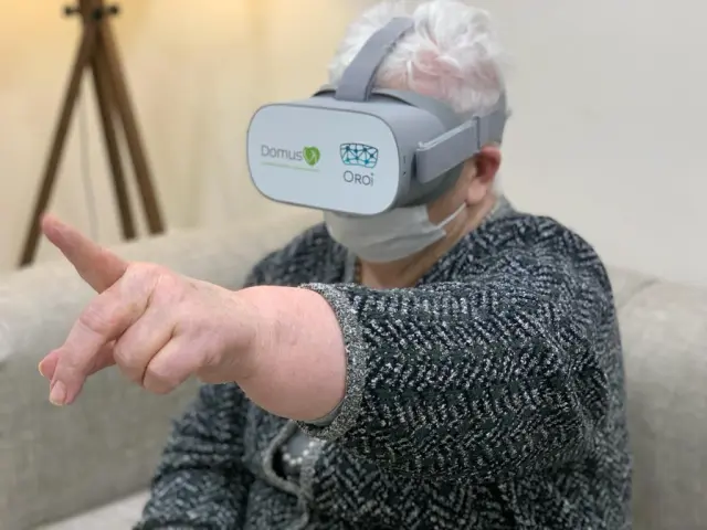 En la residencia Domusvi Fontibre se ha establecido un programa de realidad virtual como terapia no farmacológica.