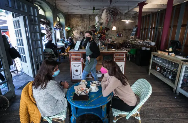 La cafetería Doña Hipólita ocupa lo que fue un antiguo almacén de paños.