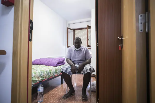 Aboubacar, en su habitación del dispositivo de primera acogida de Burbáguena.