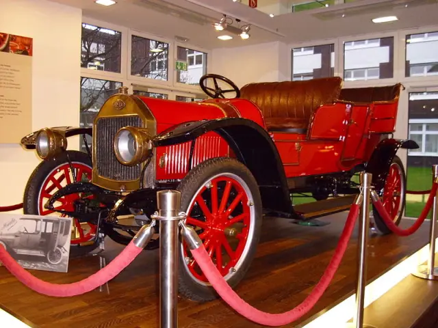 Uno de los automóviles fabricados por la compañía en su breve aventura en el sector automvilístico entre 1912-14: el modleo K1 de 1913