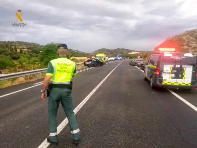 La Guardia Civil ha desplazado a varias dotaciones para colaborar en las labores de auxilio del accidente de la N-230, en Castillonroy.