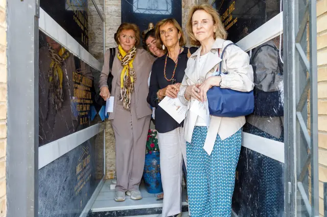 De izquierda a derecha, las hijas y la nieta de Sanz Briz, en el panteón: Pilar, Ángela y su madre, que también se llama Ángela, y Paloma.