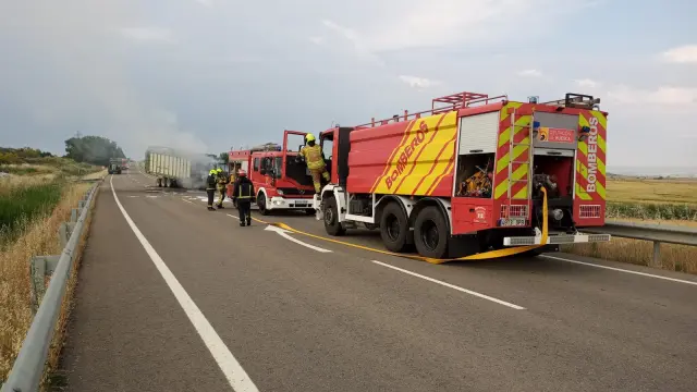 Los bomberos del parque de Sariñena de la DPH han tenido que sofocar el incendio de los dos vehículos.