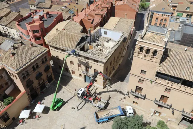 Espectacular vista de las tareas de desescombro del edificio del Obispado desde la torre de la Catedral de Huesca.