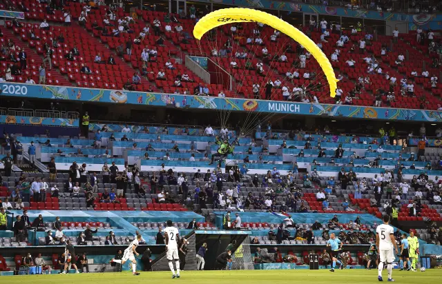 Un activista de Greenpeace pierde el control de su paracaídas y cae en el Allianz Arena de Múnich.