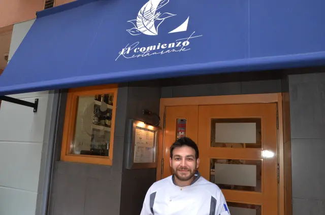 El cocinero Pedro Lobera, ante su restaurante, El Comienzo