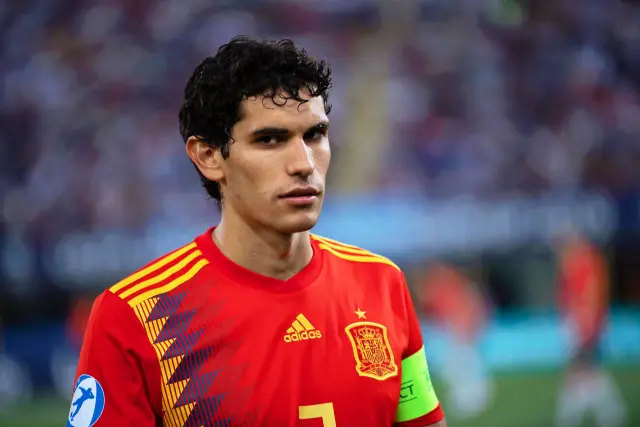 Vallejo, con la camiseta roja española y con el brazal de capitán de la selección sub-21.