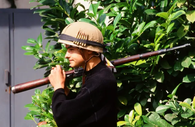 Adolescente armado se dirige a la primera línea de combate en otoño de 1991