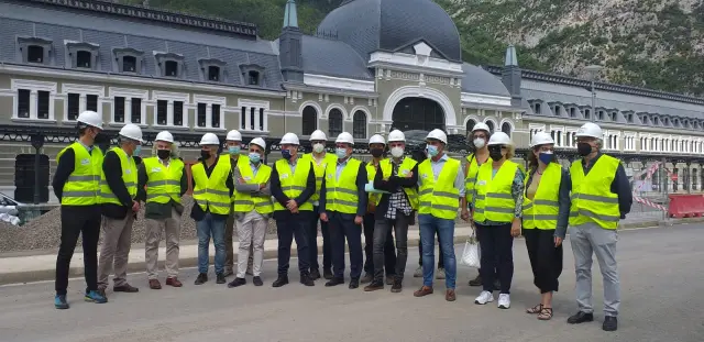 Foto de grupo de autoridades en el inicio de obras para la conversión de la estación de Canfranc en hotel.