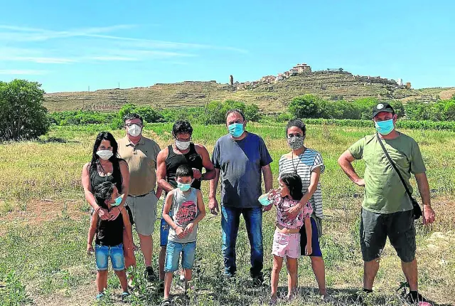 Una familia dispuesta a instalarse en Alacón, con representantes municipales, en una visita al pueblo.