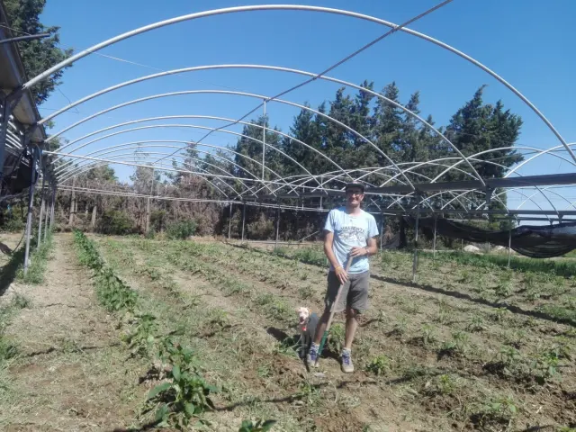 Javier Pérez en las tierras en las que cultiva chiles picantes.