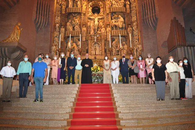 El nuevo rector con vecinos y autoridades locales junto a la imagen peregrina de la Virgen de Torreciudad.