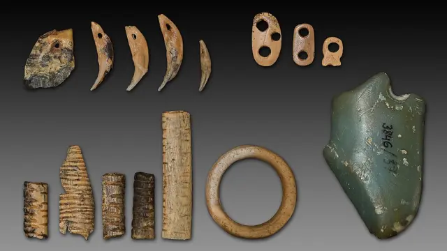 Anillo, colgante, perlas y artefactos de hueso con muescas de la cueva de Denisova (corresponden a Homo sapiens)