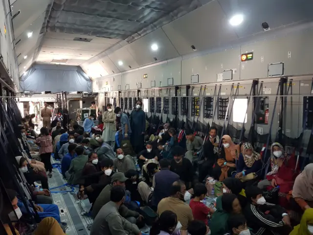 Traslado de evacuados de Kabul a Dubái en uno de los aviones A400M del Ejercito del Aire, aprovechando al máximo su capacidad