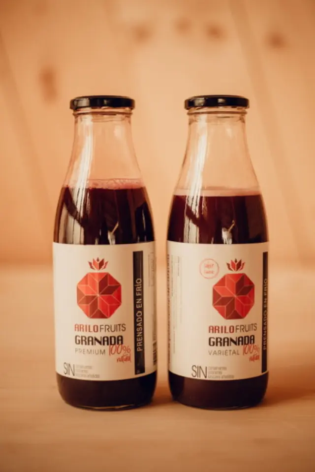 La empresa produce dos variedades de zumo de granada.