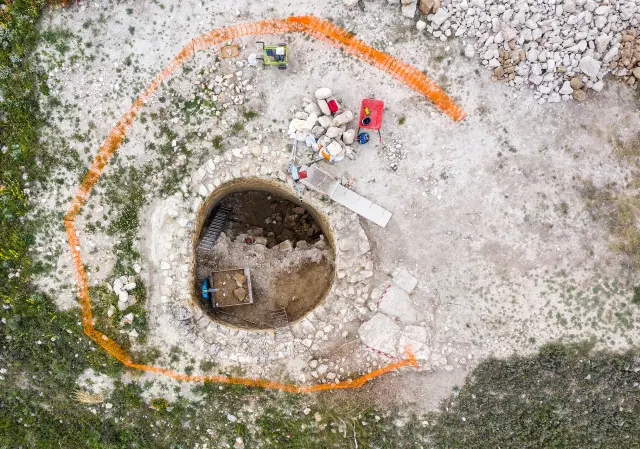 La nevera del Pilón Bajo, en Fuendetodos, en fase de excavación arqueológica, en la primavera de 2020, a cargo de los arqueólogos Héctor Arcusa y José Luis Ona