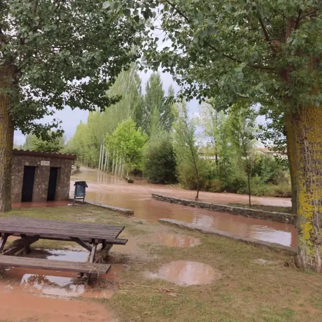 El nivel del agua subió este lunes en el río Mijares a su paso por Cedrillas.