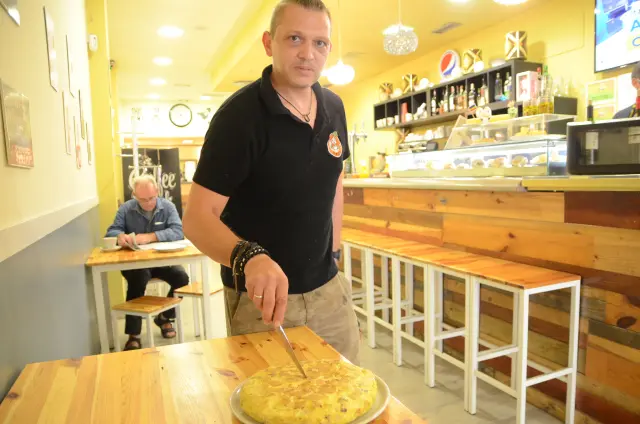 El cocinero Pol Ballester muestra una de las tortillas que elabora en Crac.