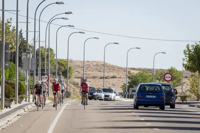 Varios ciclistas atraviesan la N-330, vía con escaso tráfico en la actualidad, a su paso por María de Huerva.