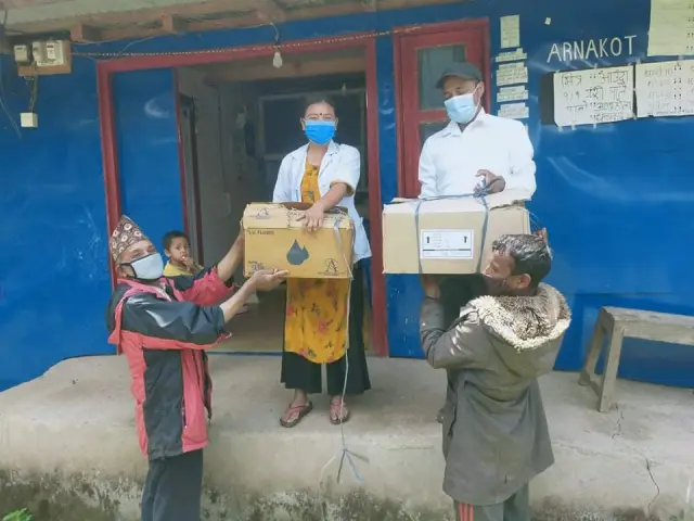 La oenegé Karma Flights, con la que colabora Sara Vielba, dona equipos médicos básicos a los hospitales y alimentos a familias de las zonas rurales de Nepal.