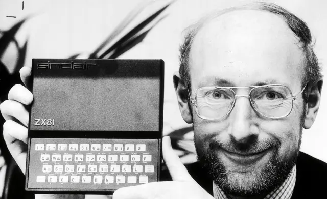Clive Sinclair muestra una de sus creaciones