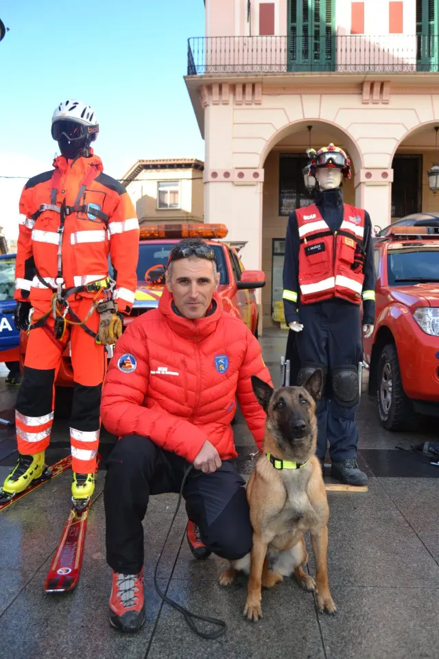 Ara, la actual perra operativa en el parque de Sabiñánigo, con su guía, Iván González.