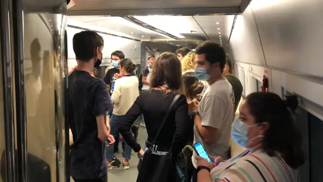 Los pasajeros del AVE 3404 mostraron su indignación en el interior del tren