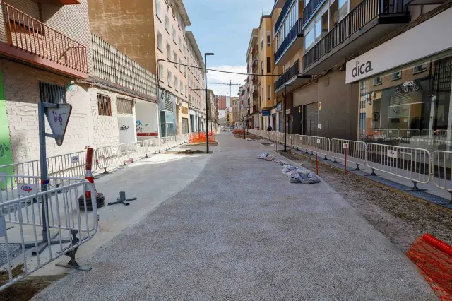 Aspecto actual de los trabajos de renovación en la calle Santiago Lapuente.