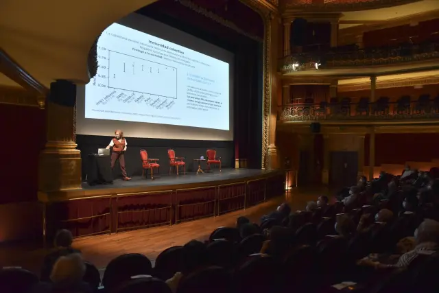 El ciclo de conferencias de la UIMP 'Combatiendo las pseudociencias y la infodemia' se celebró en el Teatro Olimpia de Huesca.