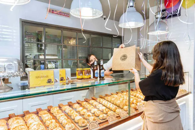 La vitrina es con las 22 variedades de empanadas es el eje central de las tiendas de Malvón