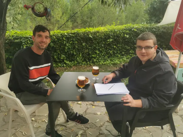 Miguel en el bar con Bétur Iguázel, miembro de Empenta Artieda y tutor de prácticas por parte de la localidad