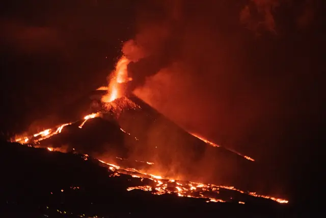 Los últimos derrames del volcán ensanchan la colada parada en La Laguna y se reactivan las otras