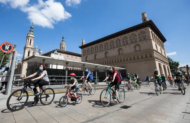 Niños y mayores en bicicleta por Zaragoza