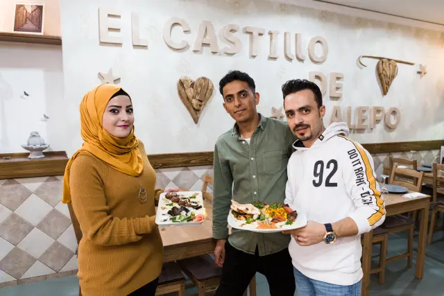 Bayan y Ahmad, junto a su amigo Musaab, que algunas veces les ayuda en el restaurante.