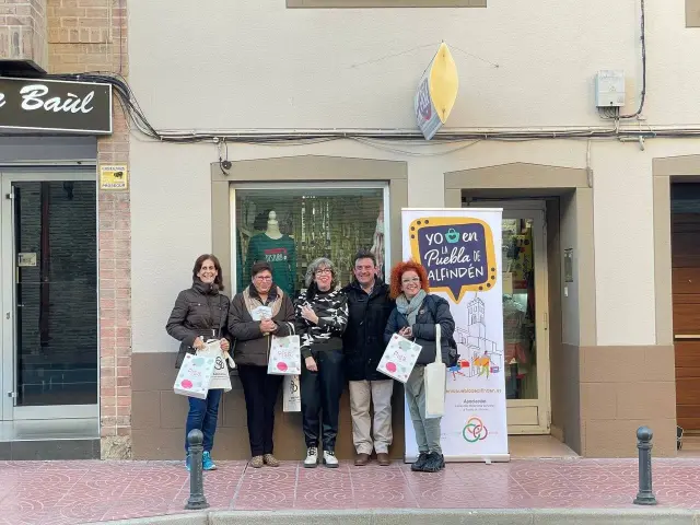 La Asociación de Mujeres de la Puebla de Alfindén visita algunos de los comercios adheridos a la campaña