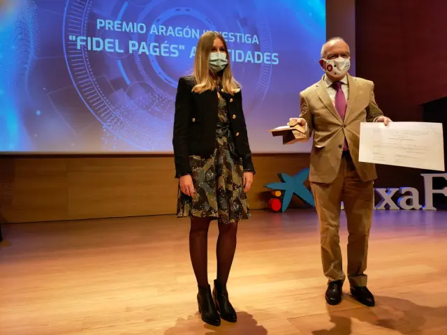 Esther Borao, directora de Itainnova, entrega el premio a Conrado Rillo, director del INMA.