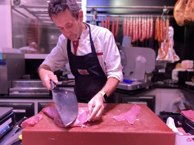 Javier González, de la Boutique de la Carne, laminando la ternera